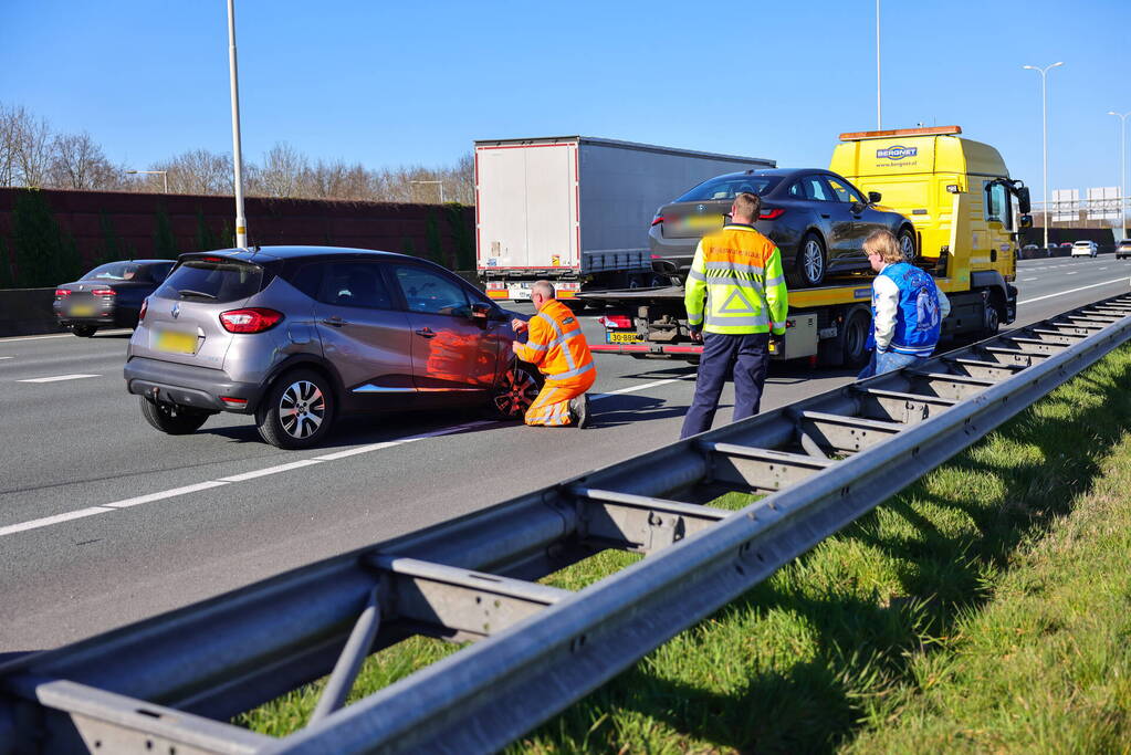 Auto krijgt klapband en ramt medeweggebruiker