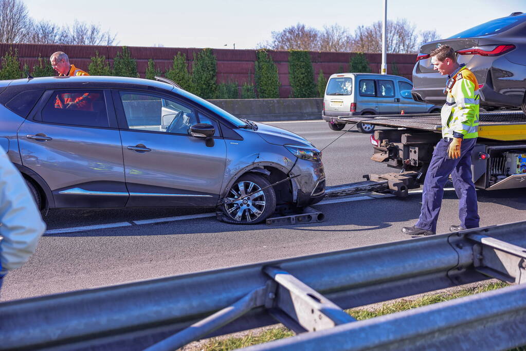 Auto krijgt klapband en ramt medeweggebruiker
