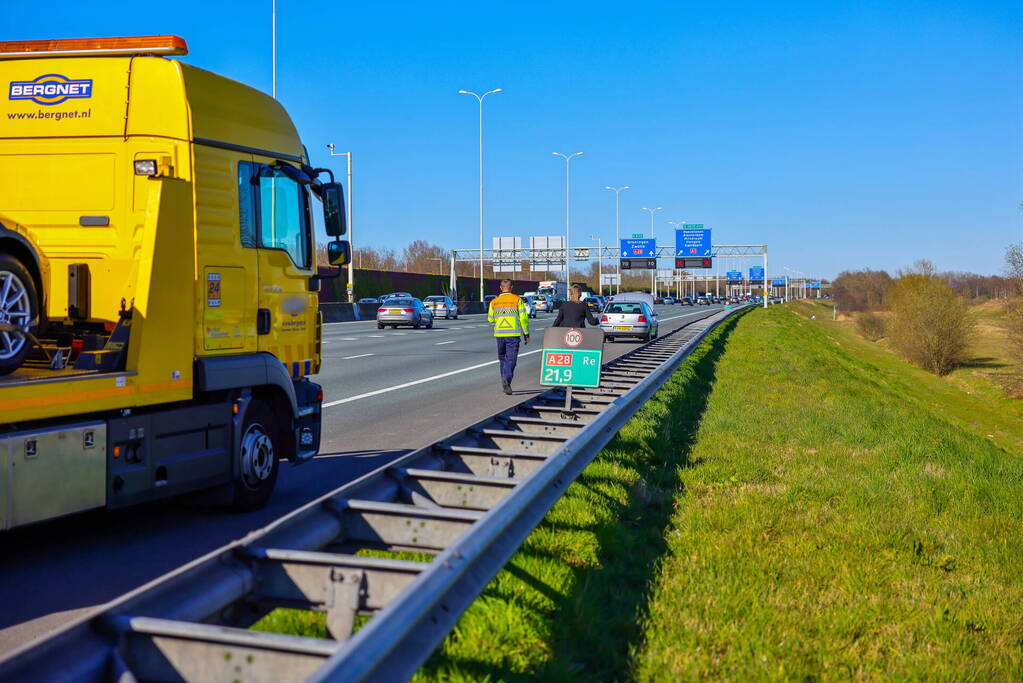 Auto krijgt klapband en ramt medeweggebruiker