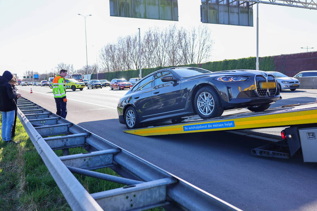 Auto krijgt klapband en ramt medeweggebruiker
