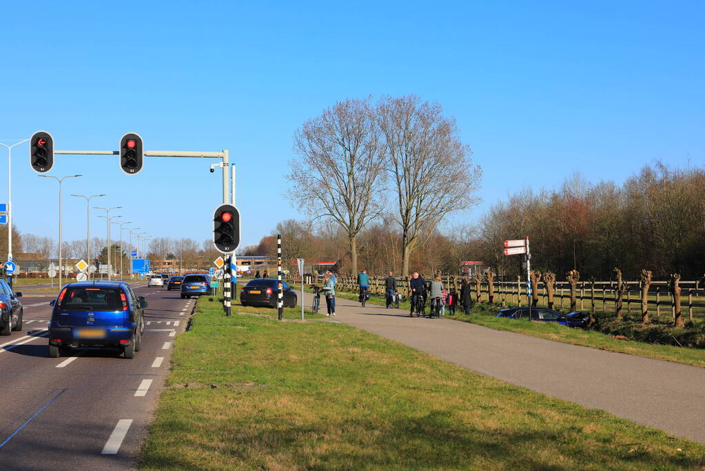 Automobilist rijdt personenauto de sloot in