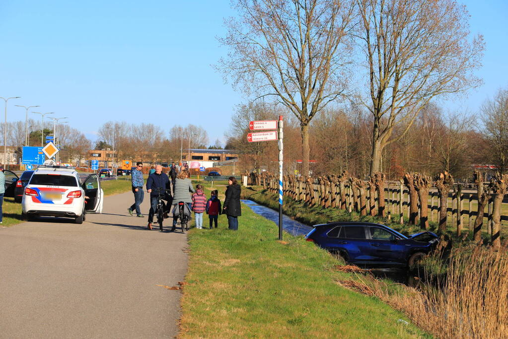 Automobilist rijdt personenauto de sloot in
