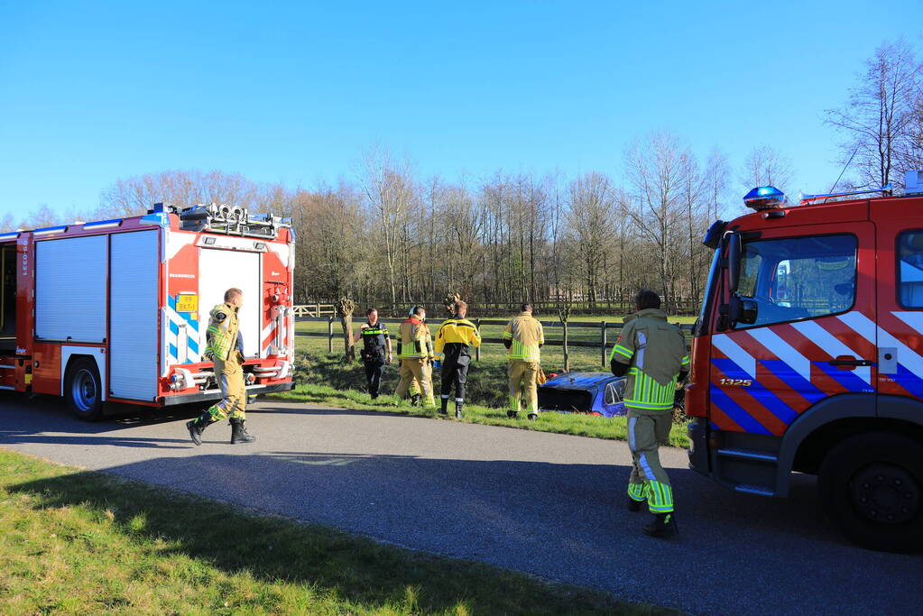 Automobilist rijdt personenauto de sloot in