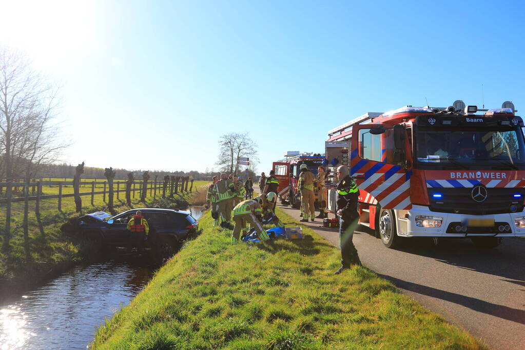 Automobilist rijdt personenauto de sloot in
