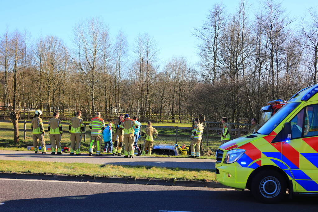Automobilist rijdt personenauto de sloot in