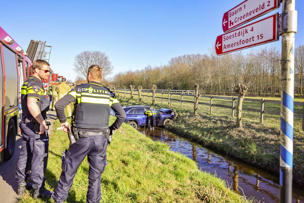 Automobilist rijdt personenauto de sloot in