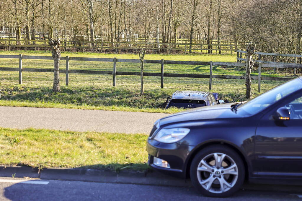 Automobilist rijdt personenauto de sloot in