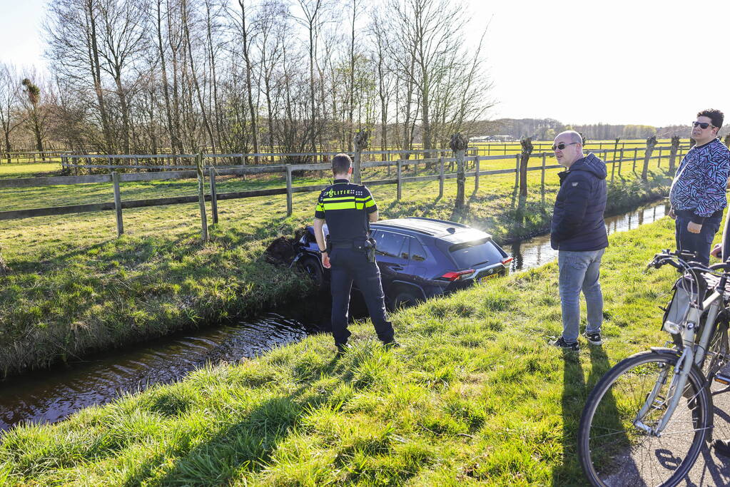 Automobilist rijdt personenauto de sloot in