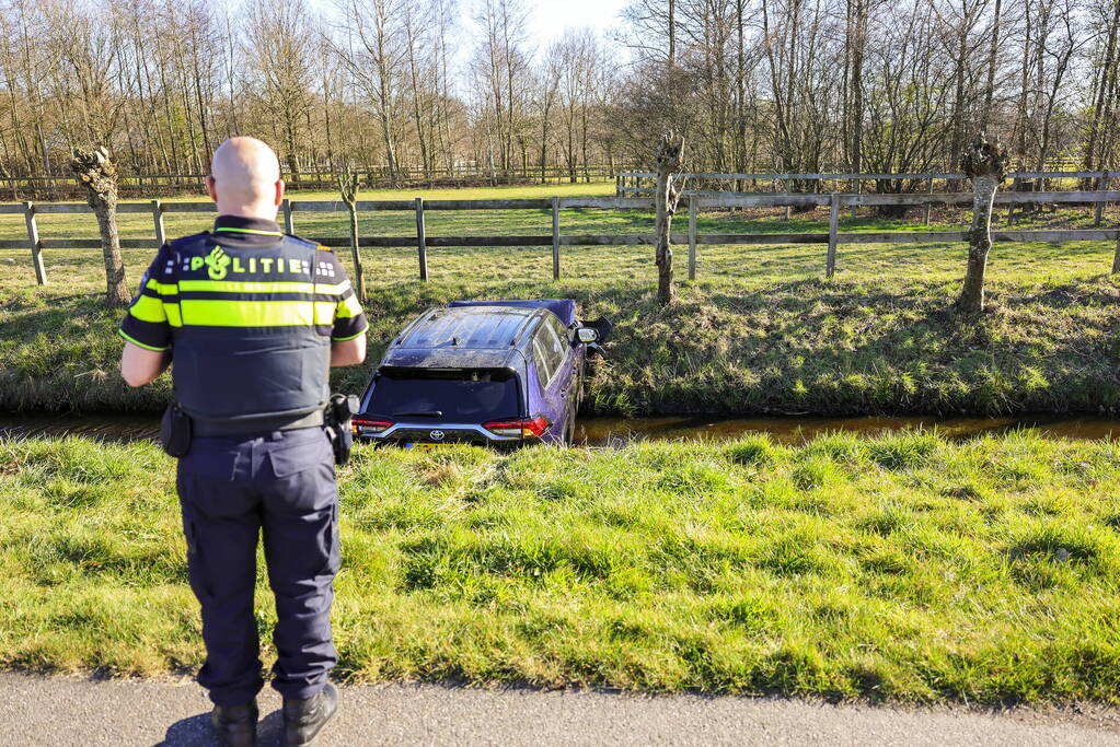 Automobilist rijdt personenauto de sloot in