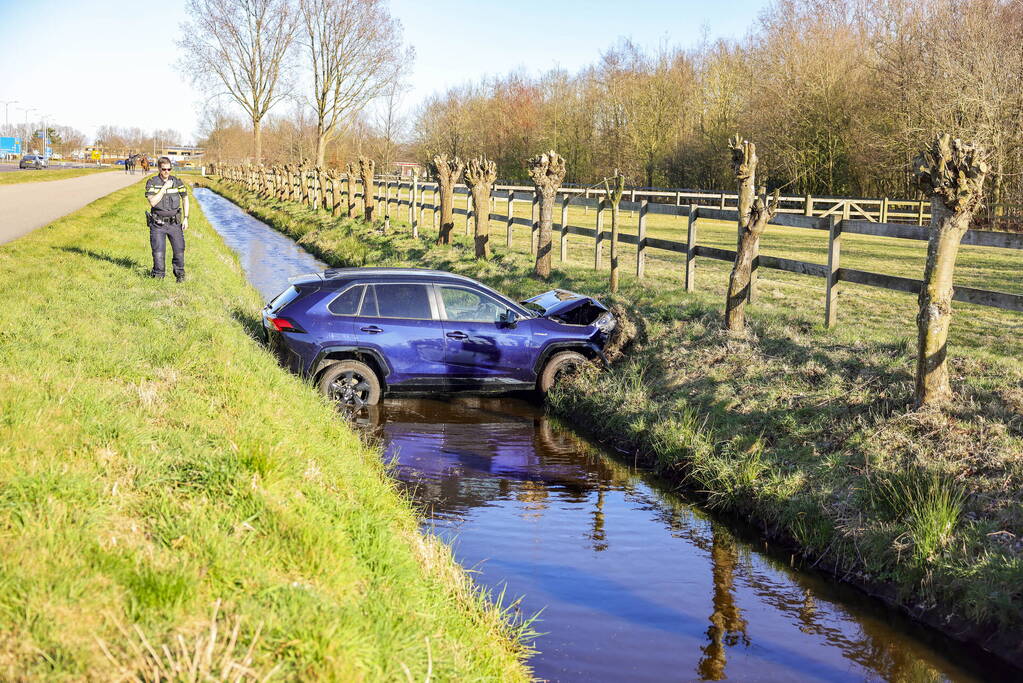 Automobilist rijdt personenauto de sloot in