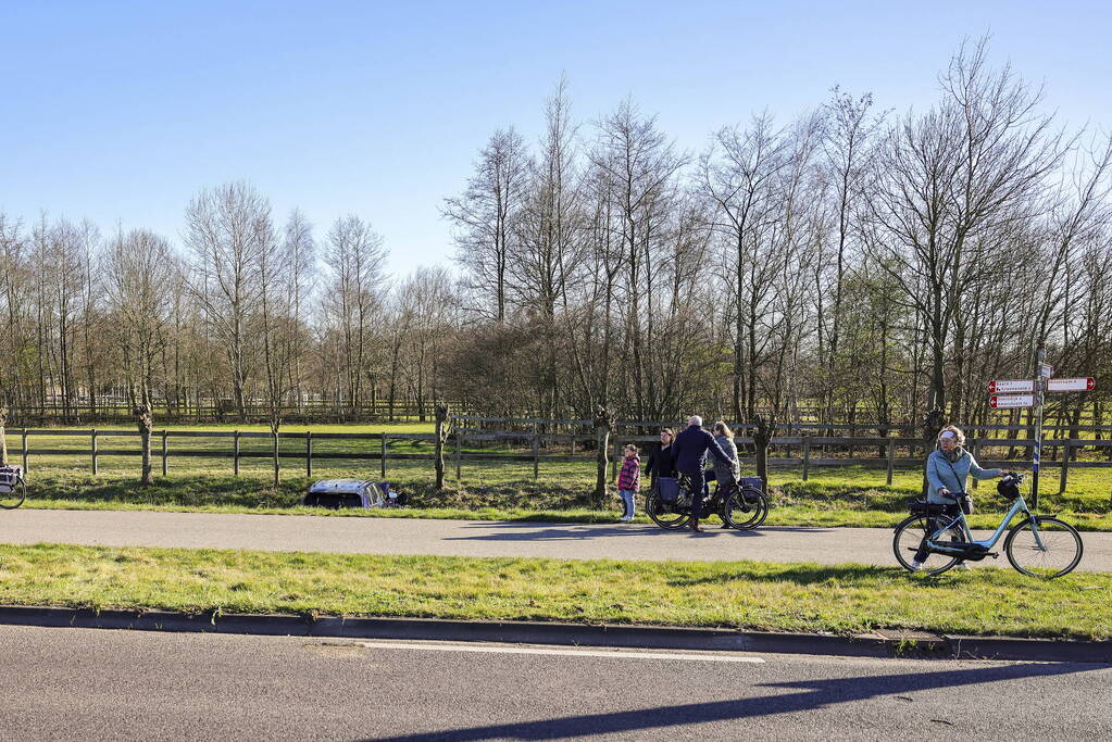 Automobilist rijdt personenauto de sloot in