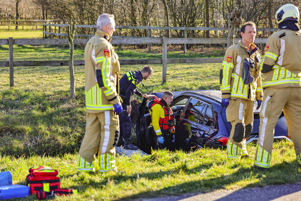 Automobilist rijdt personenauto de sloot in