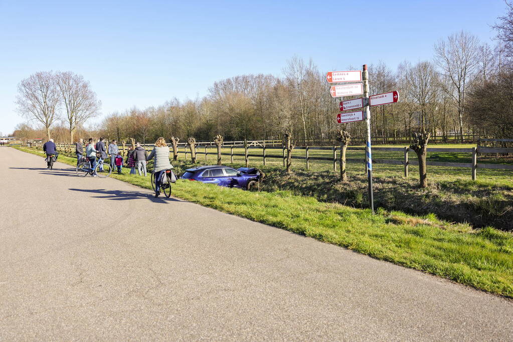 Automobilist rijdt personenauto de sloot in