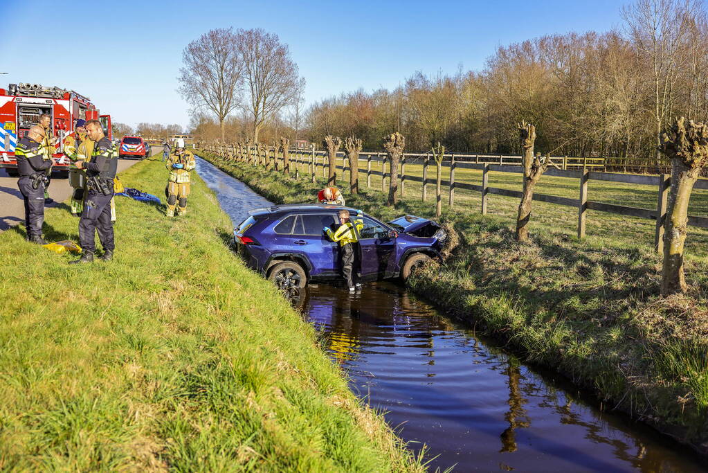 Automobilist rijdt personenauto de sloot in