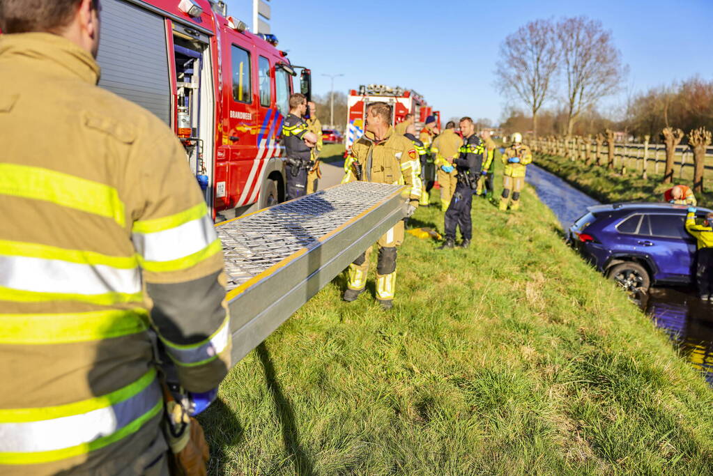 Automobilist rijdt personenauto de sloot in