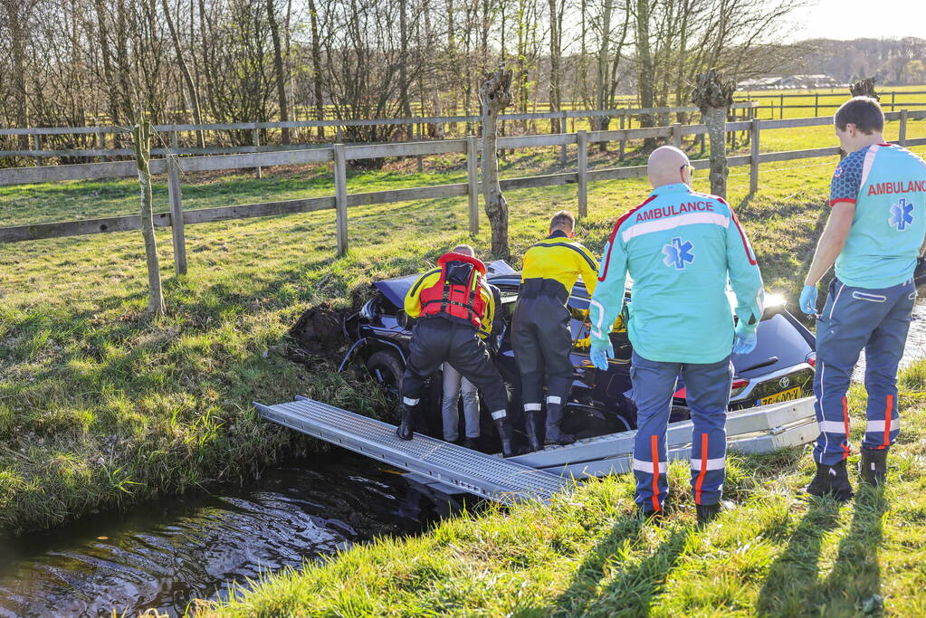 Automobilist rijdt personenauto de sloot in