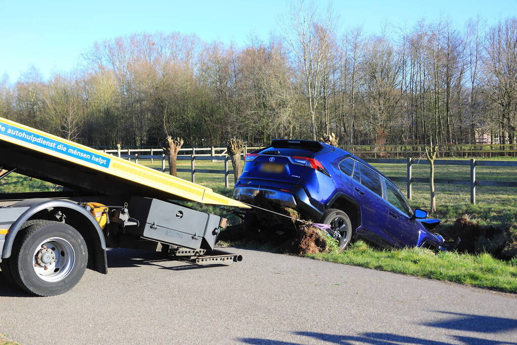 Automobilist rijdt personenauto de sloot in