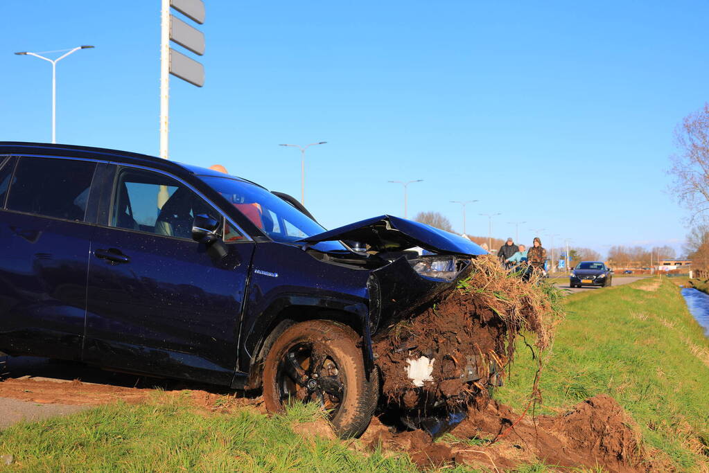 Automobilist rijdt personenauto de sloot in