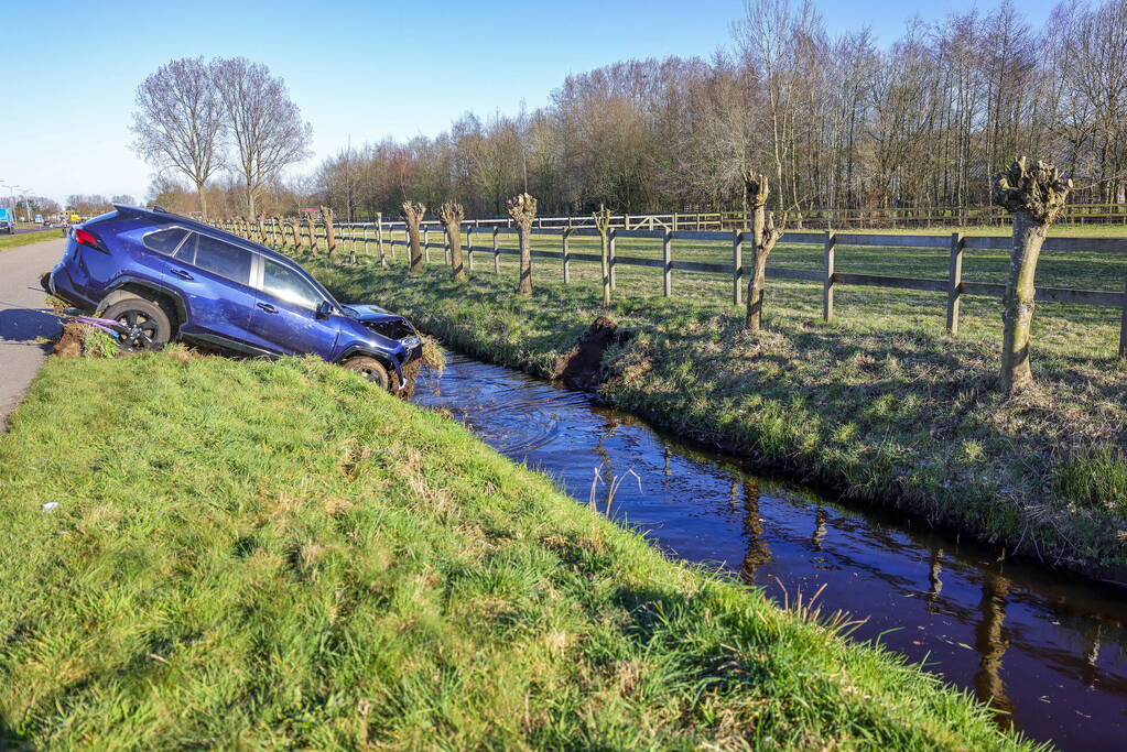 Automobilist rijdt personenauto de sloot in