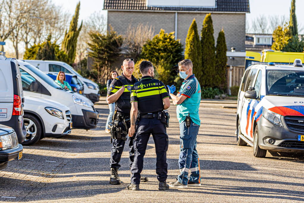 Politie haalt verward persoon uit woning