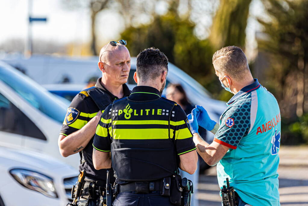 Politie haalt verward persoon uit woning