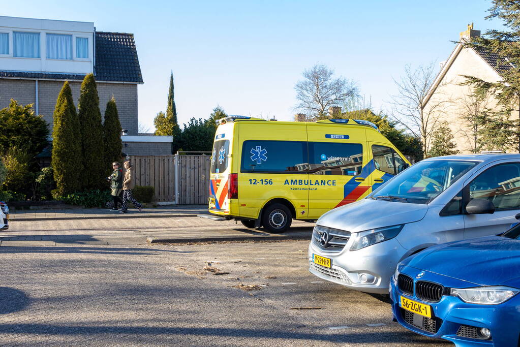 Politie haalt verward persoon uit woning