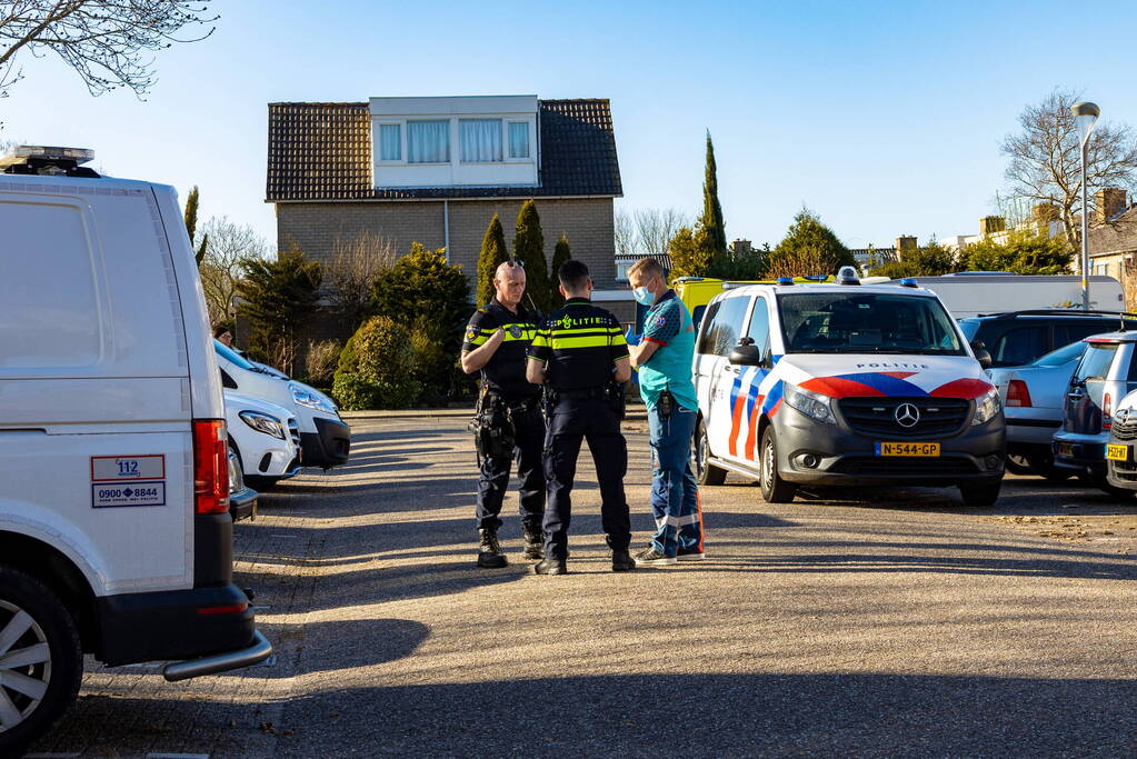 Politie haalt verward persoon uit woning