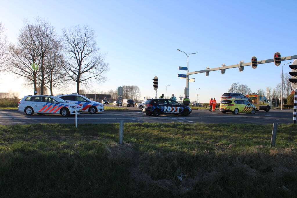 Bestuurder botst op lesauto voor verkeerslichten
