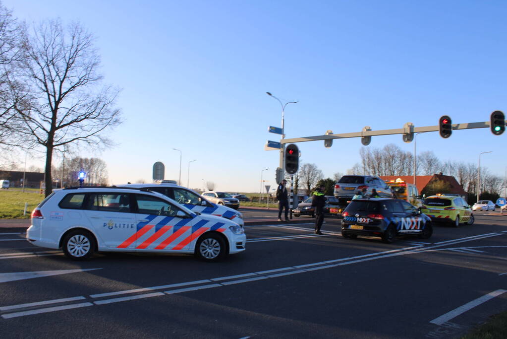 Bestuurder botst op lesauto voor verkeerslichten