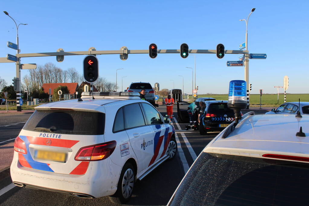 Bestuurder botst op lesauto voor verkeerslichten