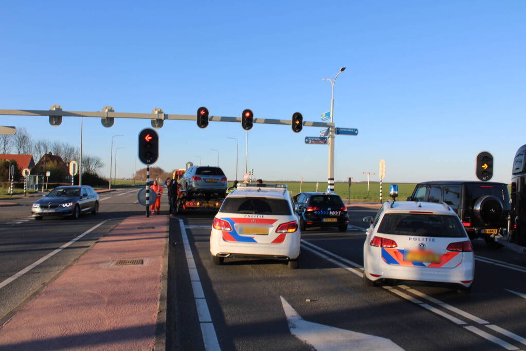 Bestuurder botst op lesauto voor verkeerslichten