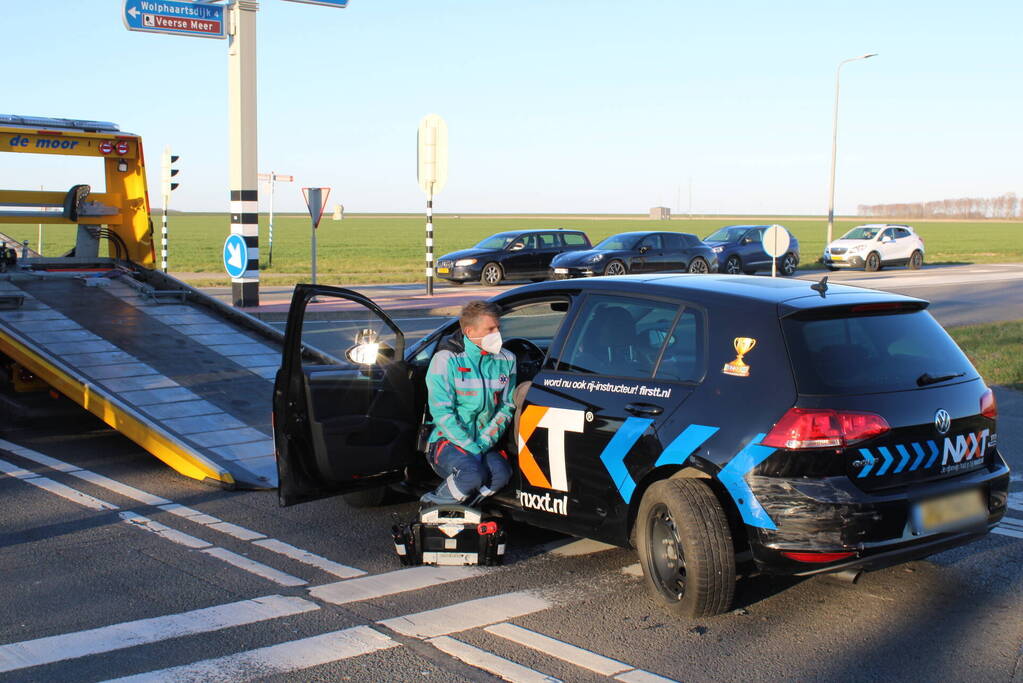 Bestuurder botst op lesauto voor verkeerslichten