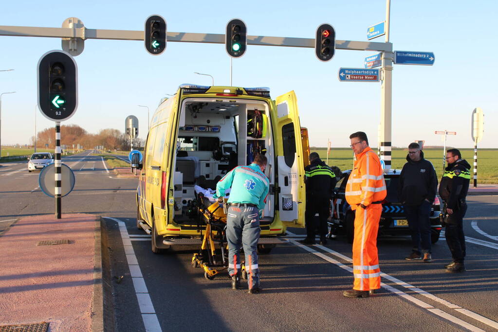 Bestuurder botst op lesauto voor verkeerslichten