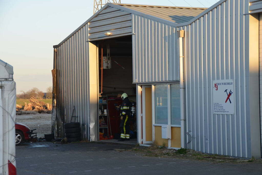 Banden in brand tegen bedrijfspand