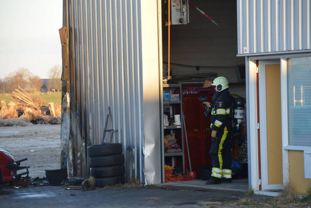 Banden in brand tegen bedrijfspand