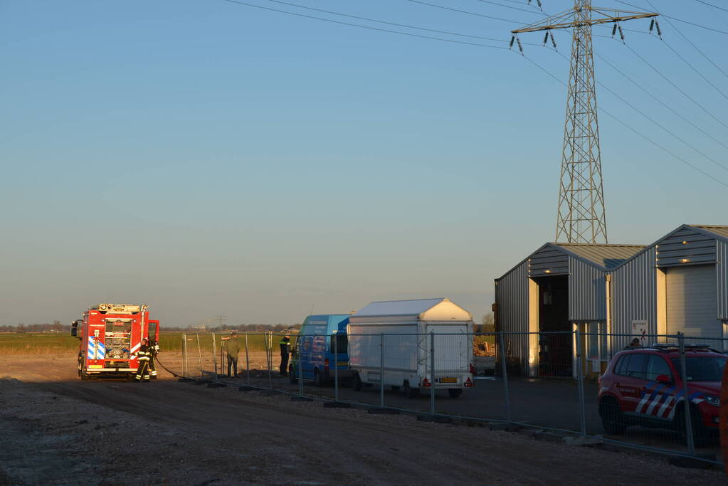 Banden in brand tegen bedrijfspand