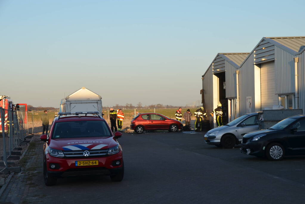 Banden in brand tegen bedrijfspand