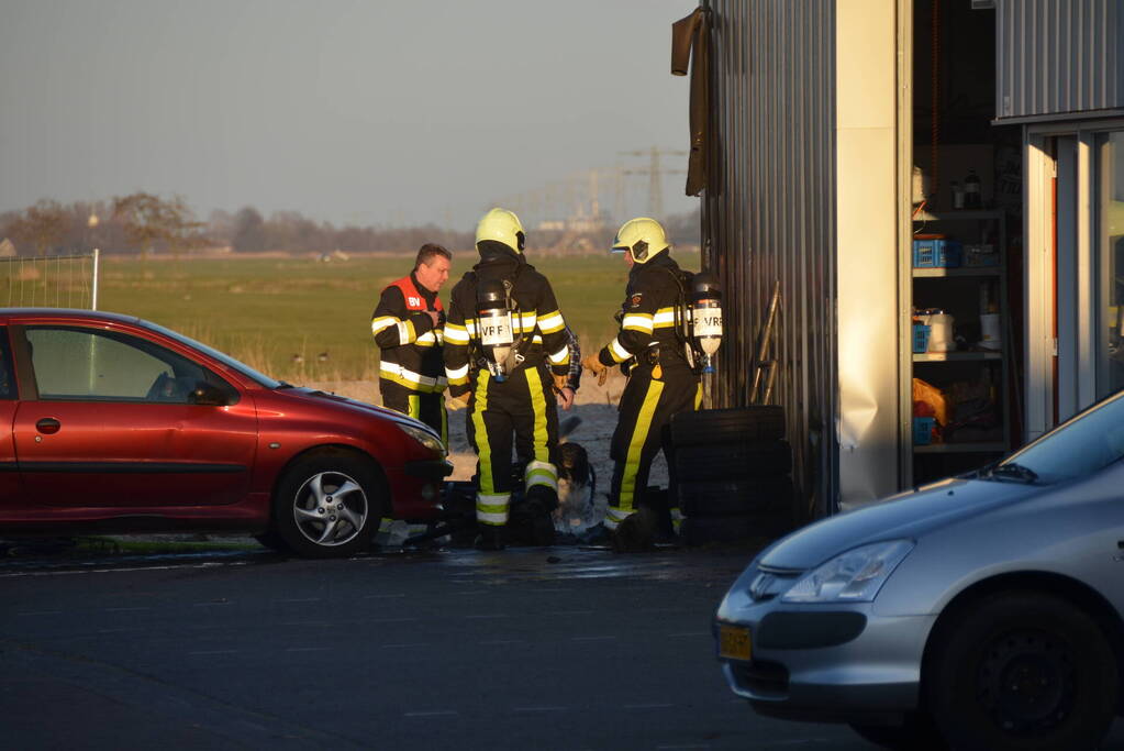 Banden in brand tegen bedrijfspand