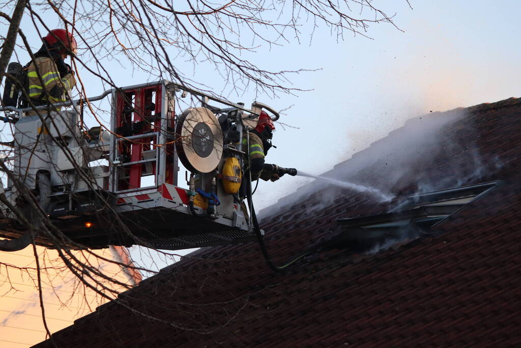 Flinke brand op zolder van woning