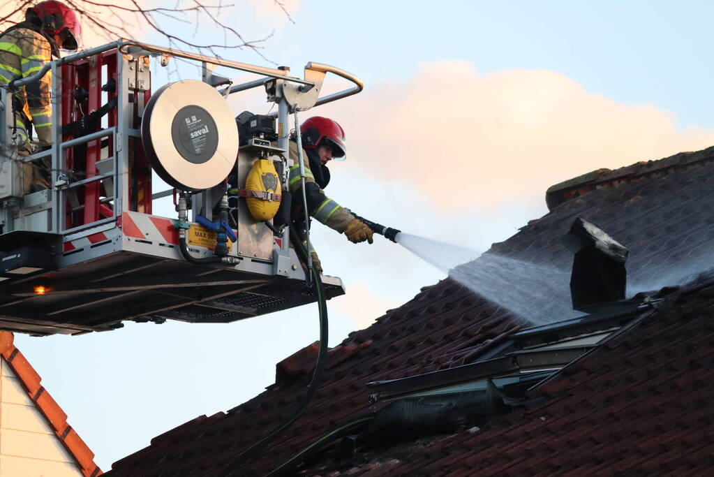 Flinke brand op zolder van woning