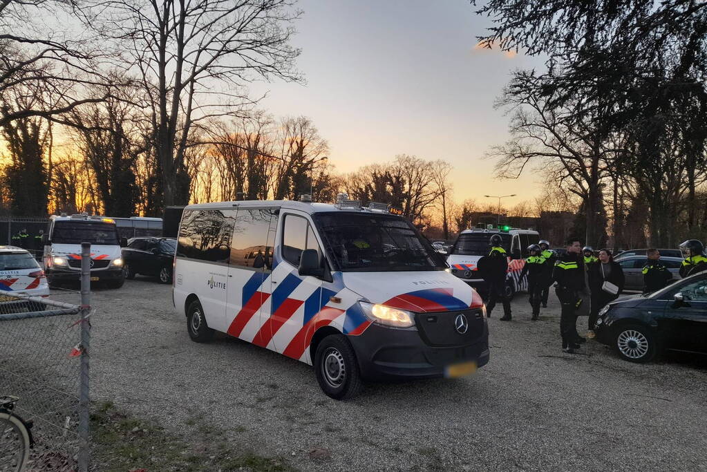 Mobiele eenheid groot aanwezig bij uitloop voetbalwedstrijd