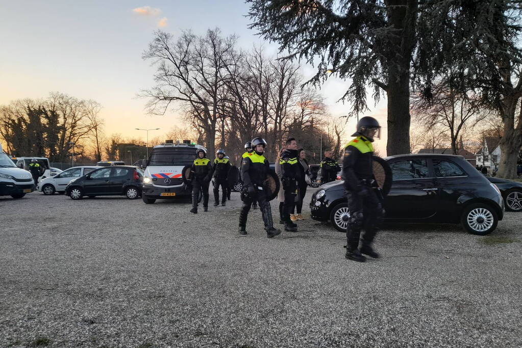 Mobiele eenheid groot aanwezig bij uitloop voetbalwedstrijd