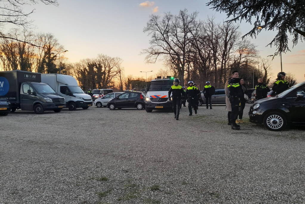 Mobiele eenheid groot aanwezig bij uitloop voetbalwedstrijd