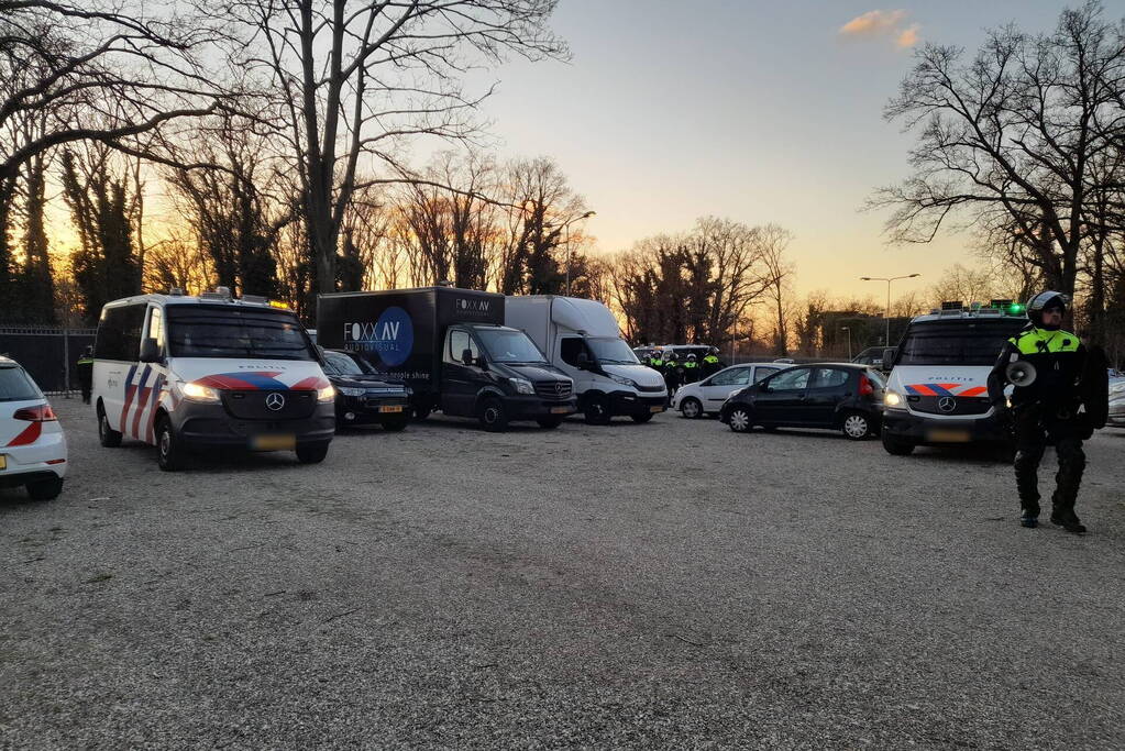 Mobiele eenheid groot aanwezig bij uitloop voetbalwedstrijd