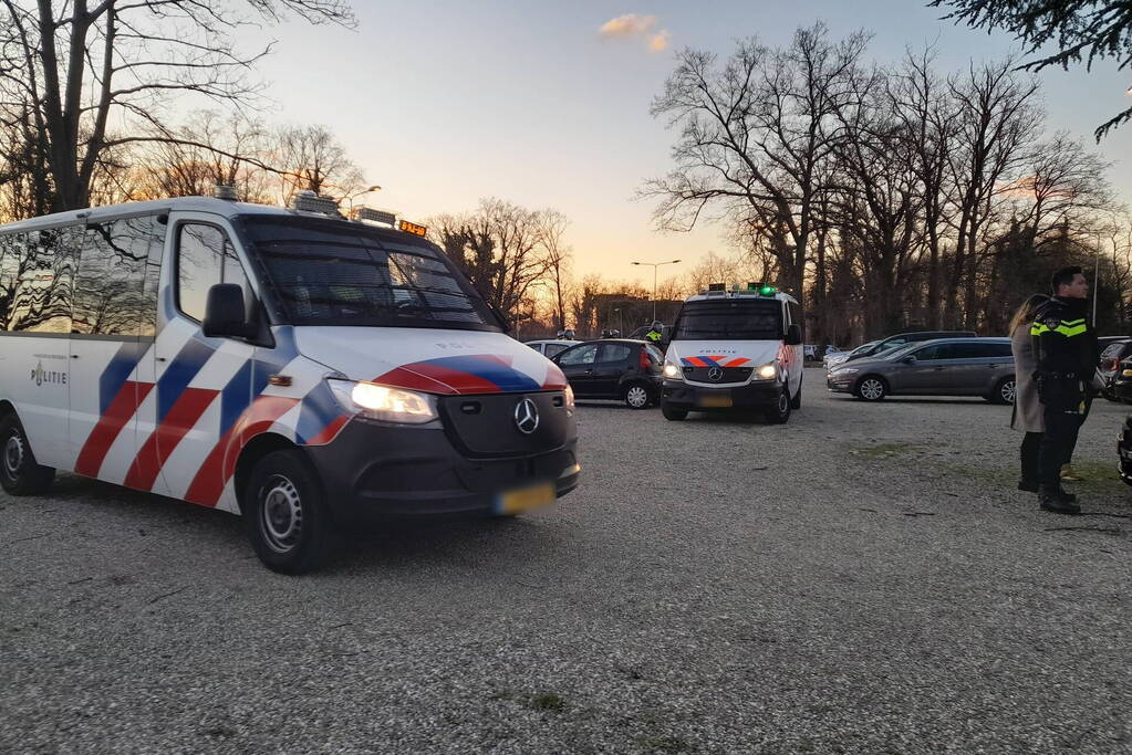 Mobiele eenheid groot aanwezig bij uitloop voetbalwedstrijd