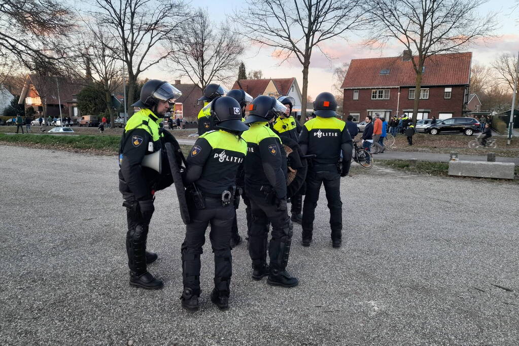 Mobiele eenheid groot aanwezig bij uitloop voetbalwedstrijd