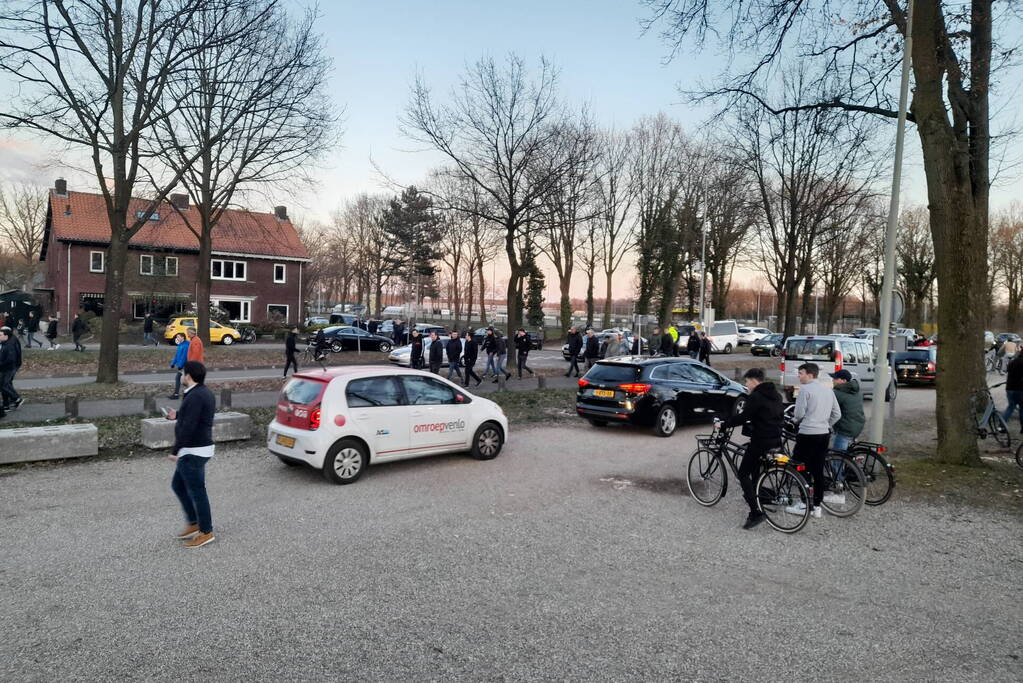 Mobiele eenheid groot aanwezig bij uitloop voetbalwedstrijd