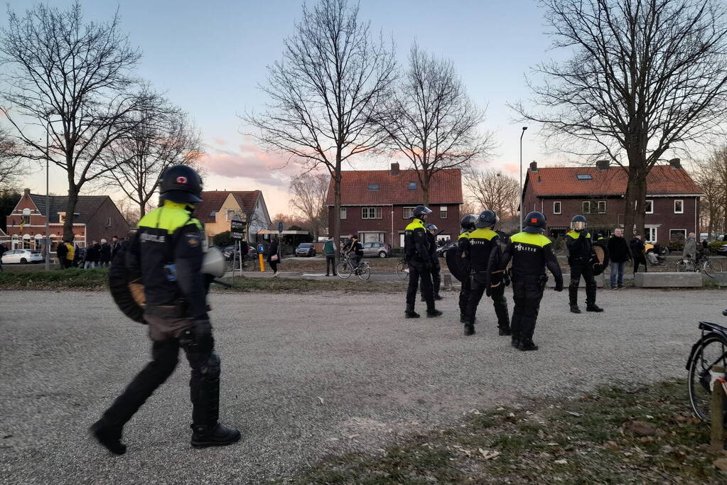 Mobiele eenheid groot aanwezig bij uitloop voetbalwedstrijd