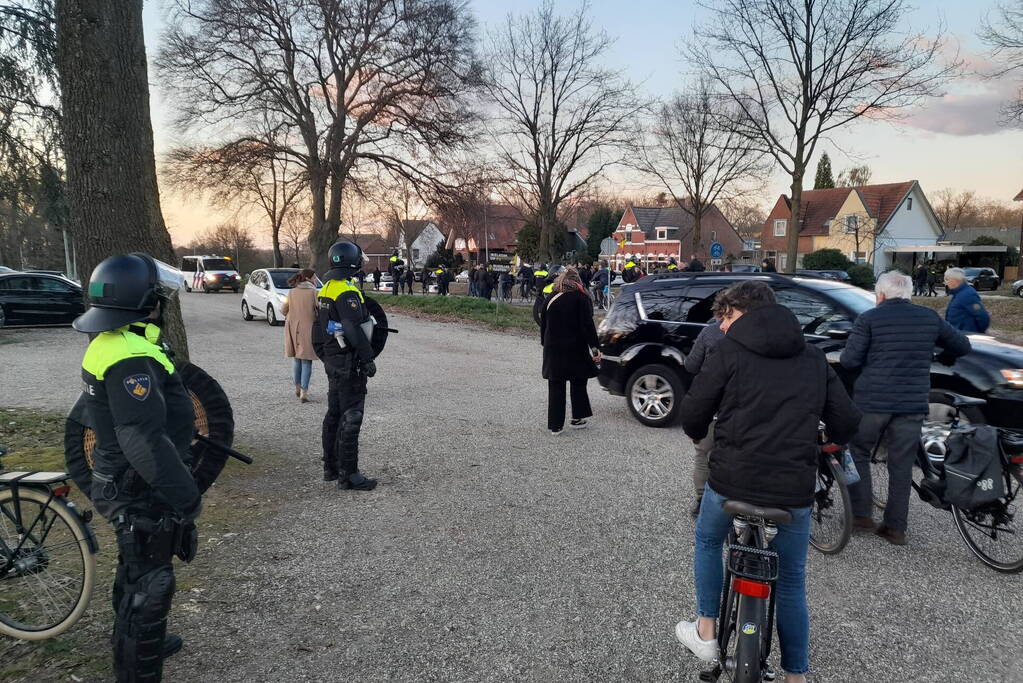 Mobiele eenheid groot aanwezig bij uitloop voetbalwedstrijd