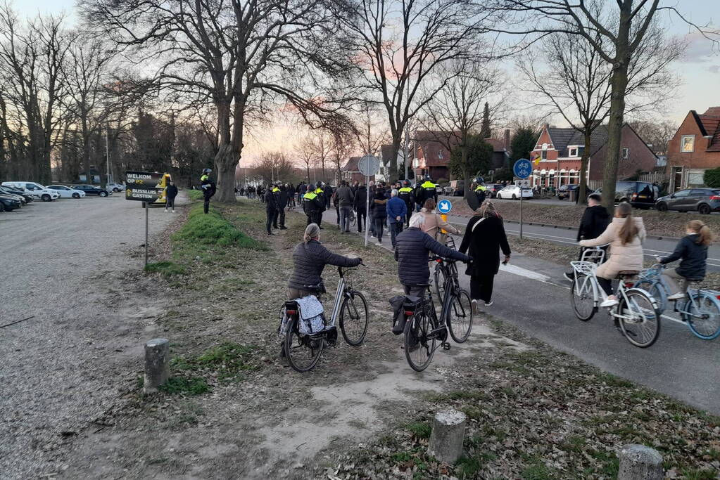 Mobiele eenheid groot aanwezig bij uitloop voetbalwedstrijd